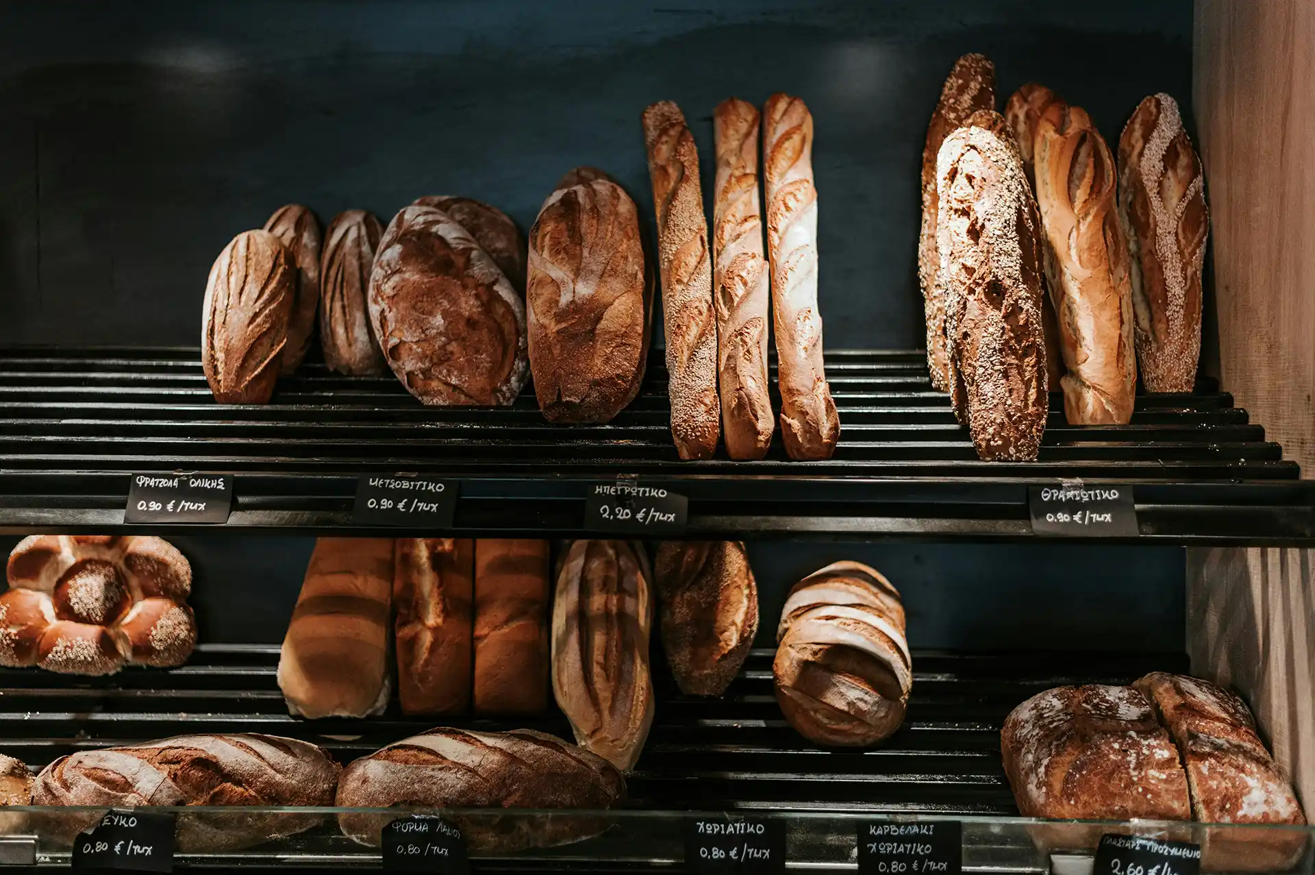 Pains artisanaux en boulangerie avec café BOEZ